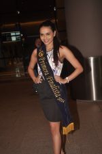 Gail Nicole Da Silva, Miss India snapped after she returns from as winner from contest in Airport on 20th Sept 2014 (102)_541eb4b0675b7.JPG
