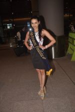 Gail Nicole Da Silva, Miss India snapped after she returns from as winner from contest in Airport on 20th Sept 2014 (97)_541eb4ad61ed9.JPG