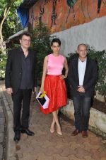 Kangana Ranaut snapped in Olive on 20th Sept 2014 (71)_541eb55609f99.JPG