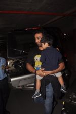 Raj Kundra and son in International Airport on 20th Sept 2014 (34)_541eb947d7a8e.JPG