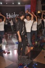 Shahid Kapur unveil Haider Song with Flash mob in Mumbai on 19th Sept 2014 (8)_541e60e57536d.JPG