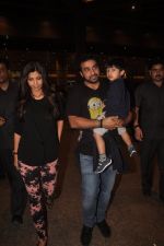 Shilpa Shetty snapped with hubby and son in International Airport on 20th Sept 2014 (13)_541eb96c6d59e.JPG