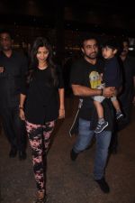 Shilpa Shetty snapped with hubby and son in International Airport on 20th Sept 2014 (15)_541eb94c23536.JPG