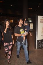Shilpa Shetty snapped with hubby and son in International Airport on 20th Sept 2014 (16)_541eb96d68c80.JPG