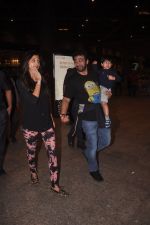 Shilpa Shetty snapped with hubby and son in International Airport on 20th Sept 2014 (18)_541eb94ca916a.JPG