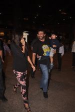 Shilpa Shetty snapped with hubby and son in International Airport on 20th Sept 2014 (19)_541eb96e73534.JPG