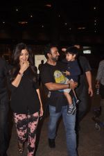 Shilpa Shetty snapped with hubby and son in International Airport on 20th Sept 2014 (20)_541eb96f17c84.JPG