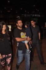 Shilpa Shetty snapped with hubby and son in International Airport on 20th Sept 2014 (24)_541eb94ddac8b.JPG