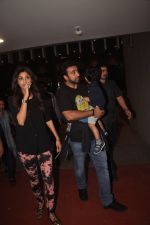 Shilpa Shetty snapped with hubby and son in International Airport on 20th Sept 2014 (26)_541eb971e2a76.JPG