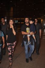 Shilpa Shetty snapped with hubby and son in International Airport on 20th Sept 2014 (5)_541eb969d88d8.JPG
