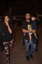 Shilpa Shetty snapped with hubby and son in International Airport on 20th Sept 2014 (7)_541eb96a6e1cf.JPG
