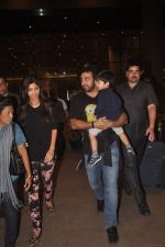 Shilpa Shetty snapped with hubby and son in International Airport on 20th Sept 2014 (8)_541eb96aea6fc.JPG