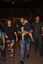 Shilpa Shetty snapped with hubby and son in International Airport on 20th Sept 2014 (9)_541eb94b1126d.JPG