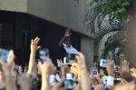 Amitabh Bachchan waves to his fans outside his residence in Juhu, Mumbai on 21st Sept 2014 (1)_541fce6c48268.JPG