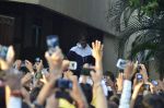 Amitabh Bachchan waves to his fans outside his residence in Juhu, Mumbai on 21st Sept 2014 (10)_541fce70dd281.JPG