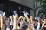 Amitabh Bachchan waves to his fans outside his residence in Juhu, Mumbai on 21st Sept 2014 (11)_541fce715c211.JPG