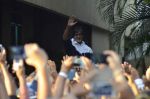 Amitabh Bachchan waves to his fans outside his residence in Juhu, Mumbai on 21st Sept 2014 (4)_541fce6dc76dc.JPG