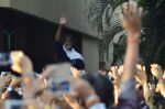 Amitabh Bachchan waves to his fans outside his residence in Juhu, Mumbai on 21st Sept 2014 (5)_541fce6e50167.JPG