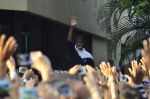 Amitabh Bachchan waves to his fans outside his residence in Juhu, Mumbai on 21st Sept 2014 (6)_541fce6ebe8ee.JPG