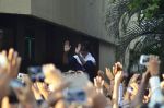 Amitabh Bachchan waves to his fans outside his residence in Juhu, Mumbai on 21st Sept 2014 (8)_541fce6fd5b4b.JPG