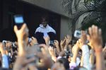 Amitabh Bachchan waves to his fans outside his residence in Juhu, Mumbai on 21st Sept 2014 (9)_541fce705fdf6.JPG