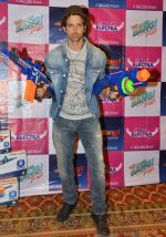  Hrithik Roshan unveils Mitashi Bang toys guns  in Mumbai on 23rd Sept 2014 (2)_54218929dab0f.JPG