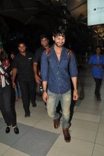 Shahid Kapur snapped at airport in Mumbai on 29th Sept 2014 (21)_542a8bec1d65c.JPG
