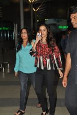 Shraddha Kapoor snapped at airport in Mumbai on 29th Sept 2014 (8)_542a8c102508f.JPG