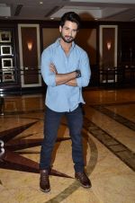 Shahid Kapoor at Haider book launch in Taj Lands End on 30th Sept 2014 (90)_542be97f1f810.JPG