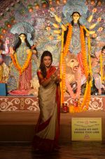 Sushmita Sen at Durga Pooja on 30th Sept 2014 (110)_542be03f4884a.JPG