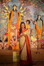 Sushmita Sen at Durga Pooja on 30th Sept 2014 (113)_542be041e9d1b.JPG