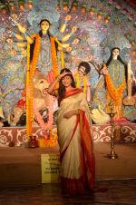 Sushmita Sen at Durga Pooja on 30th Sept 2014 (123)_542be04c1afcb.JPG