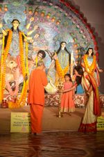 Sushmita Sen at Durga Pooja on 30th Sept 2014 (158)_542be06f35828.JPG