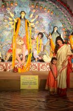 Sushmita Sen at Durga Pooja on 30th Sept 2014 (166)_542be0765d953.JPG