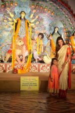 Sushmita Sen at Durga Pooja on 30th Sept 2014 (177)_542be0809eaf4.JPG