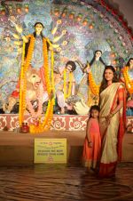 Sushmita Sen at Durga Pooja on 30th Sept 2014 (178)_542be0819cc43.JPG