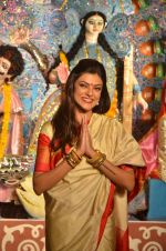 Sushmita Sen at Durga Pooja on 30th Sept 2014 (193)_542be08ff1dae.JPG