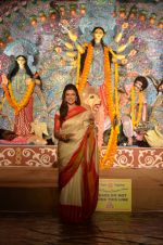 Sushmita Sen at Durga Pooja on 30th Sept 2014 (37)_542bdff94c6af.JPG