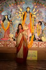 Sushmita Sen at Durga Pooja on 30th Sept 2014 (38)_542bdffa28b09.JPG