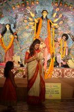 Sushmita Sen at Durga Pooja on 30th Sept 2014 (43)_542bdffeaadbb.JPG