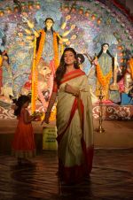 Sushmita Sen at Durga Pooja on 30th Sept 2014 (50)_542be005ce682.JPG