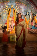 Sushmita Sen at Durga Pooja on 30th Sept 2014 (51)_542be006c3713.JPG