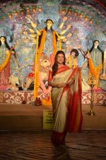 Sushmita Sen at Durga Pooja on 30th Sept 2014 (57)_542be00c65258.JPG