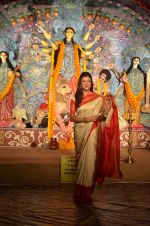 Sushmita Sen at Durga Pooja on 30th Sept 2014 (58)_542be00d5684f.JPG
