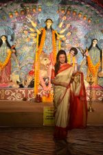 Sushmita Sen at Durga Pooja on 30th Sept 2014 (59)_542be00e43755.JPG