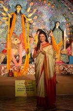 Sushmita Sen at Durga Pooja on 30th Sept 2014 (65)_542be0141ca45.JPG