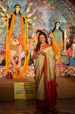 Sushmita Sen at Durga Pooja on 30th Sept 2014 (67)_542be0167e41c.JPG