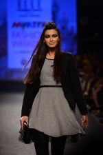 Diana Penty walk the ramp for Elle Show on day 3 of Myatra fashion week on 5th Oct 2014 (43)_54313c4d49fa3.JPG
