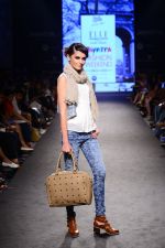 Model walk the ramp for Elle Show on day 3 of Myatra fashion week on 5th Oct 2014 (242)_54313be68dff0.JPG