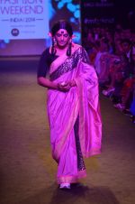 Sunil Grover walk the ramp for Mandira Bedi Show on day 3 of Myntra fashion week on 5th Oct 2014 (334)_54313f4ca4848.JPG